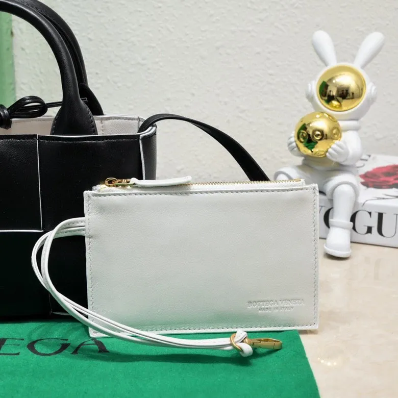 Batch 1420 BV Candy Arco super mini tote bag. The size of a mobile phone 😋 can only hold cuteness 🥰 I have always been fond of tote bags because it has no complicated design, is simple and neat, and can be easily matched with daily clothes. Key points, key points! It is equipped with a detachable shoulder strap, so you can match your different looks. It is full of texture. Size: 20*7*13 Style number: 9895#